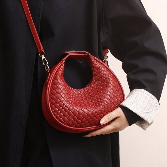 Red Vintage Women's Plain Faux Leather Moon-Shaped Bag With Zipper Closure - Picture 4 of 6
